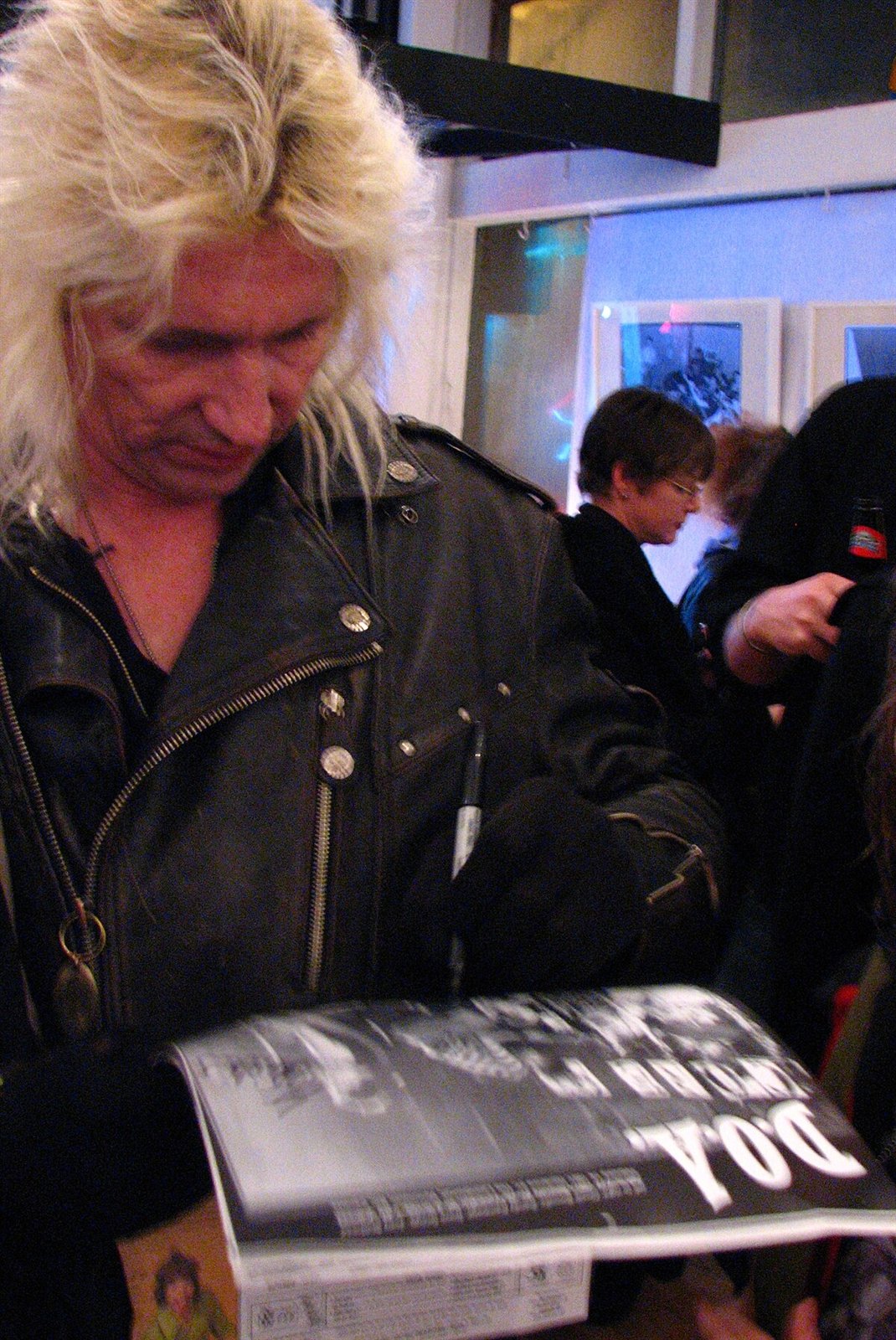 Randy signing autographs